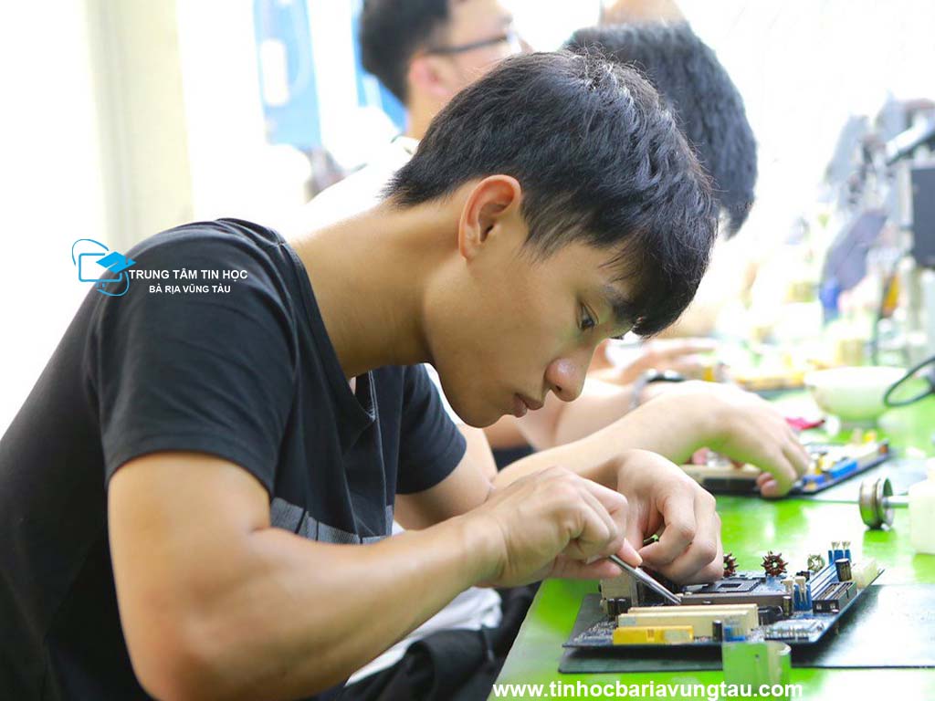 Học viên tại khóa học lắp ráp cài đặt máy tính