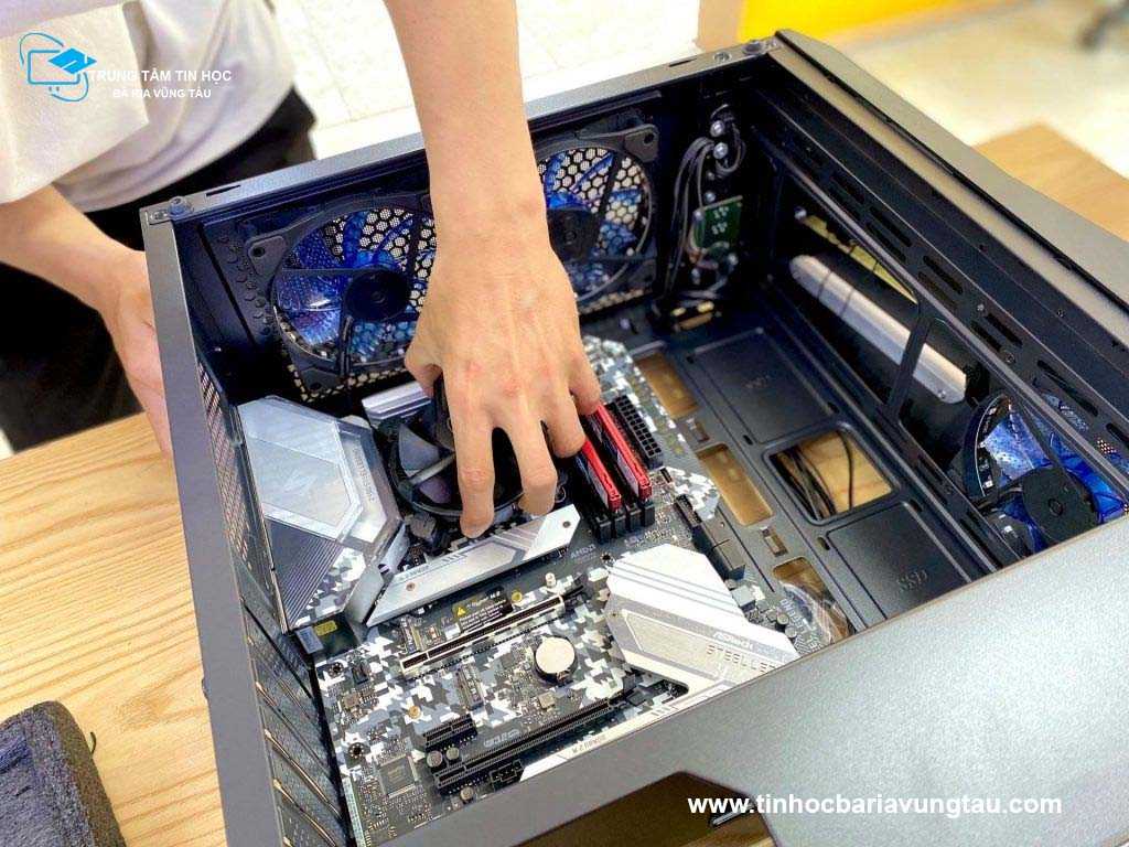 Lắp ráp cài đặt máy tính tại vũng Tàu cho khách tại một cửa hàng