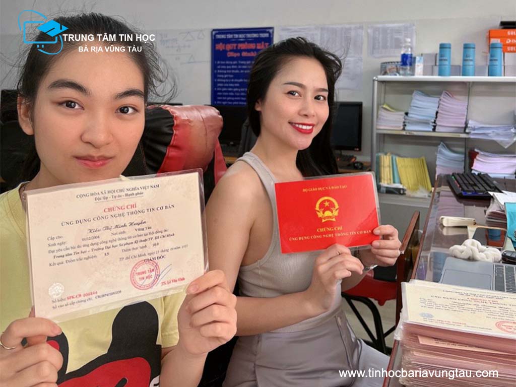 Học viên nhận chứng chỉ hoàn thành khóa học tại tin học Bà Rịa Vũng Tàu