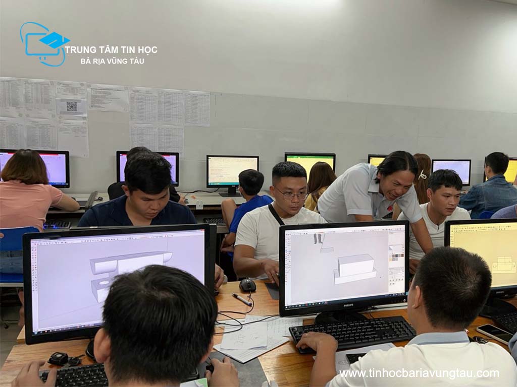 Học viên với khóa học AutoCad làm bài tập